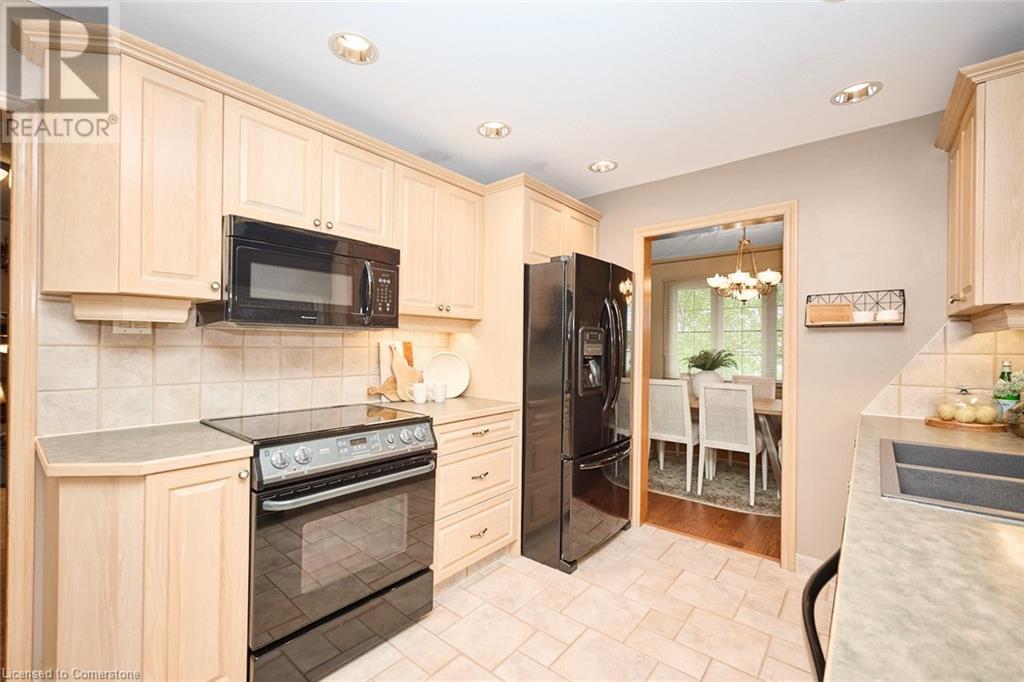 Photo 35 of 17 Oakes Road N, Grimsby ON