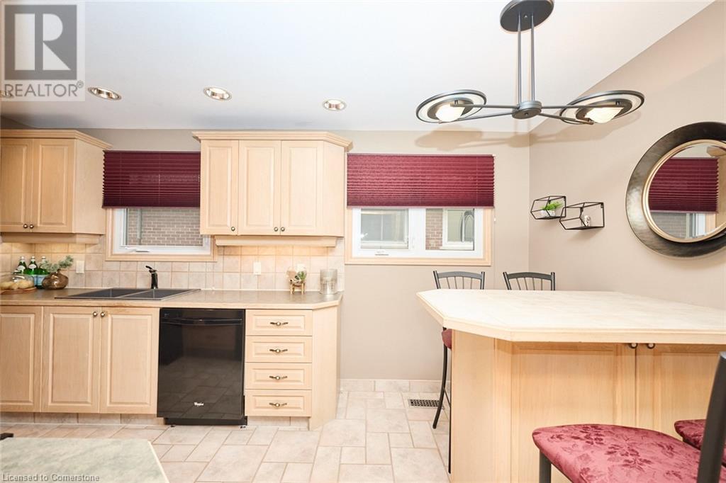 Photo 22 of 17 Oakes Road N, Grimsby ON