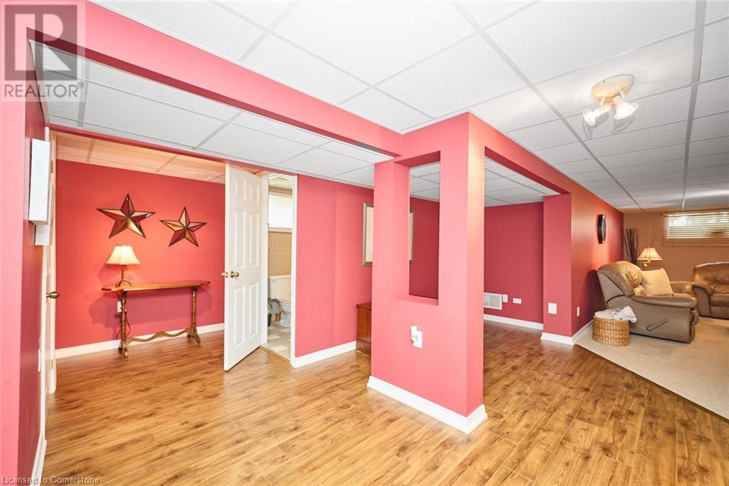 Photo 41 of 17 Oakes Road N, Grimsby ON