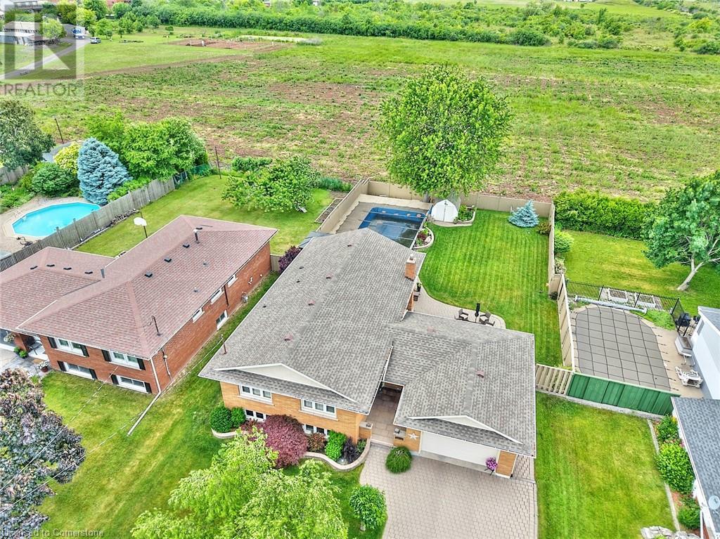 Photo 32 of 17 Oakes Road N, Grimsby ON