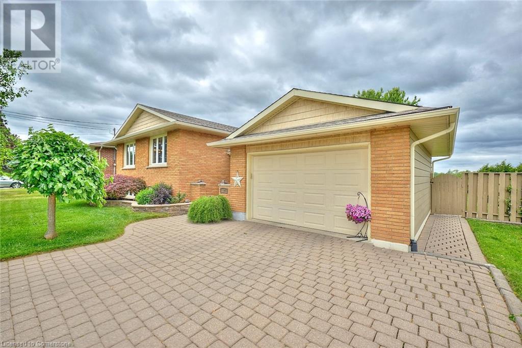 Photo 13 of 17 Oakes Road N, Grimsby ON