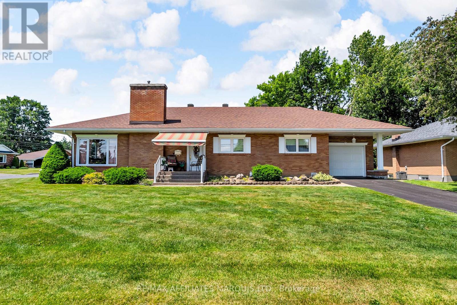 Photo 1 of 1413 Queen Street, Cornwall ON