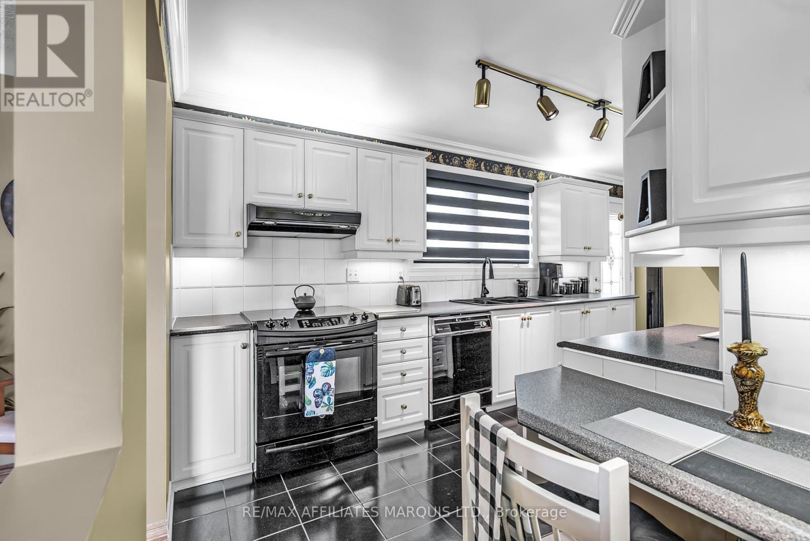 Photo 11 of 1413 Queen Street, Cornwall ON