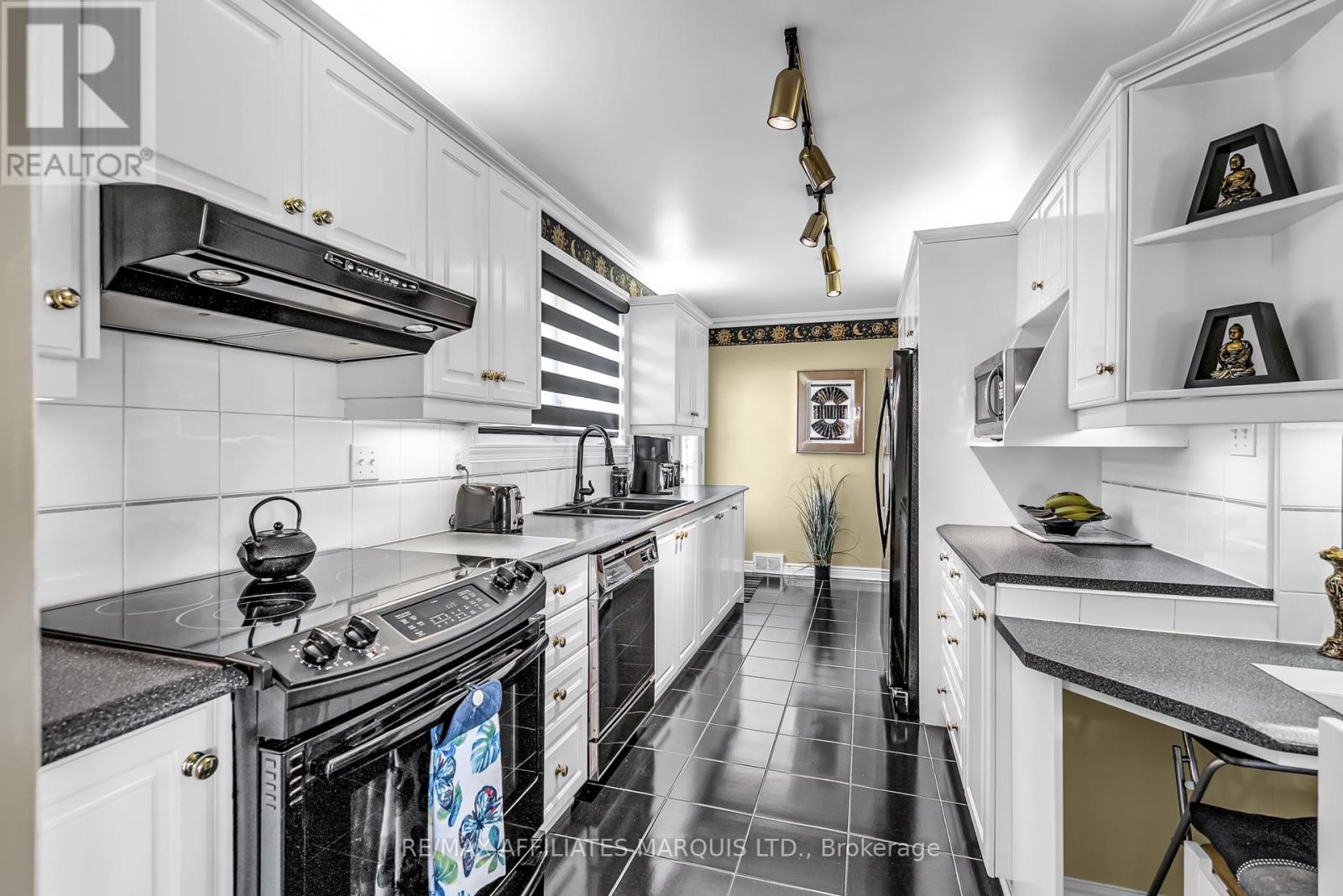 Photo 12 of 1413 Queen Street, Cornwall ON