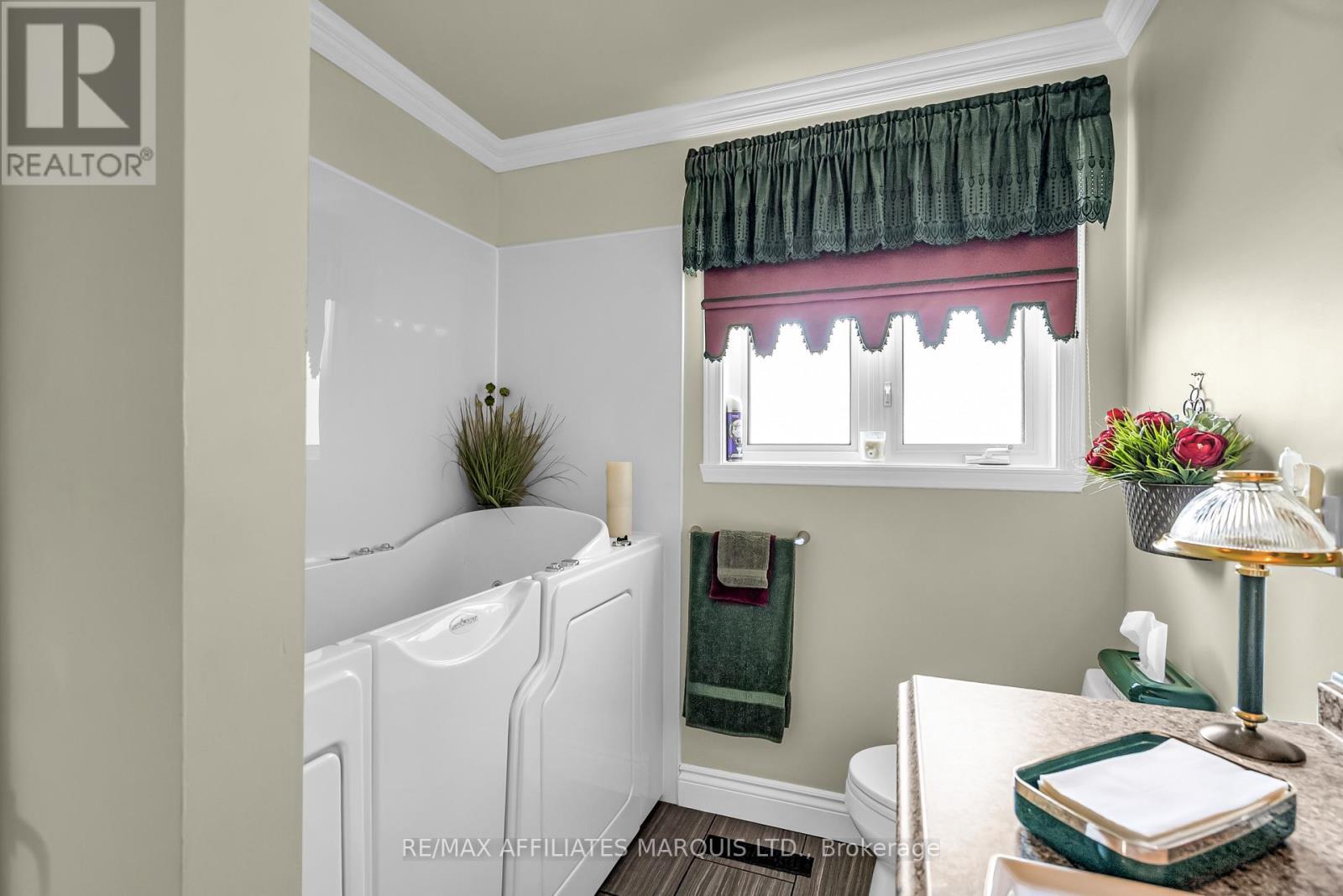 Photo 19 of 1413 Queen Street, Cornwall ON