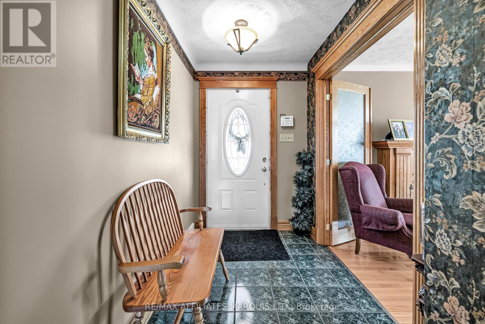 Photo 3 of 1413 Queen Street, Cornwall ON