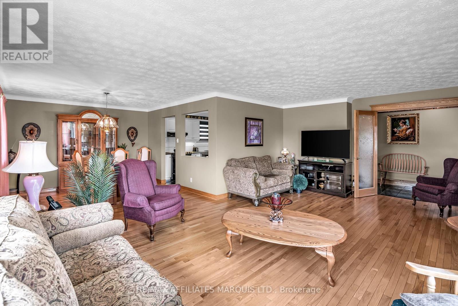 Photo 7 of 1413 Queen Street, Cornwall ON