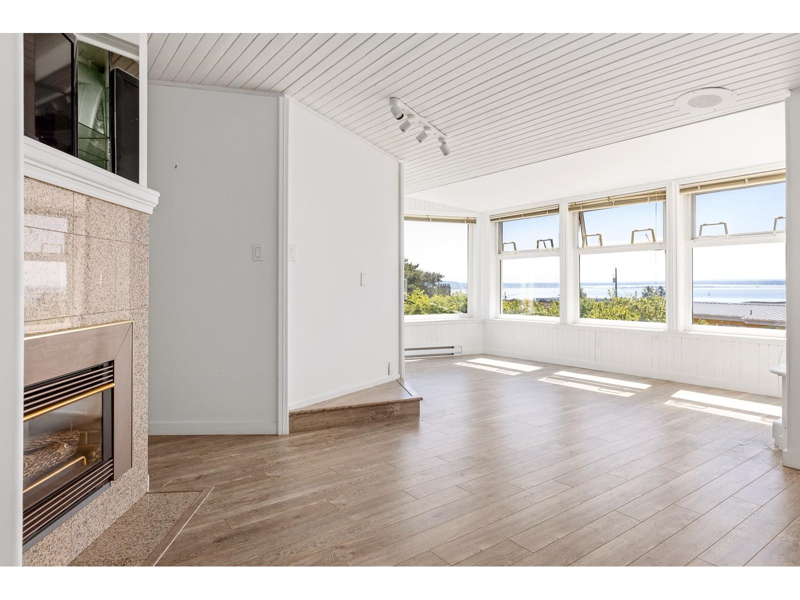 Photo 11 of 14220 Malabar Avenue, White Rock BC
