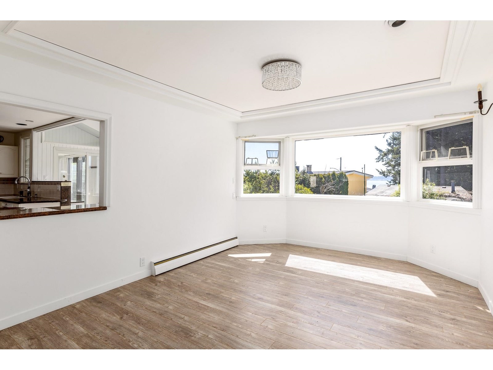 Photo 10 of 14220 Malabar Avenue, White Rock BC