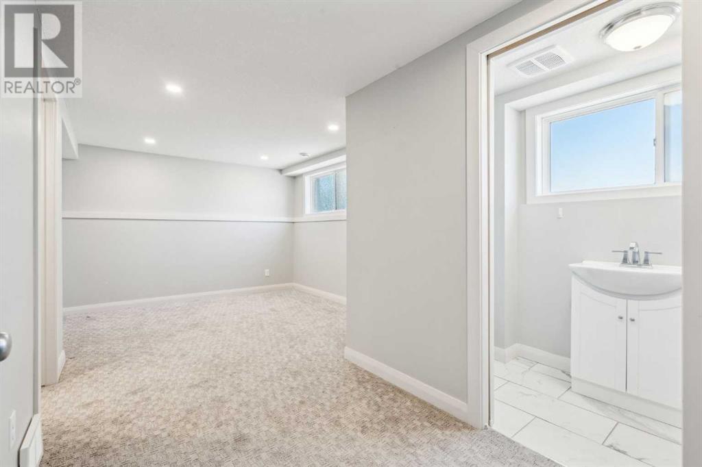 Single Family House 3 Level for Sale in  Havenhurst Crescent SW Haysboro Calgary 
