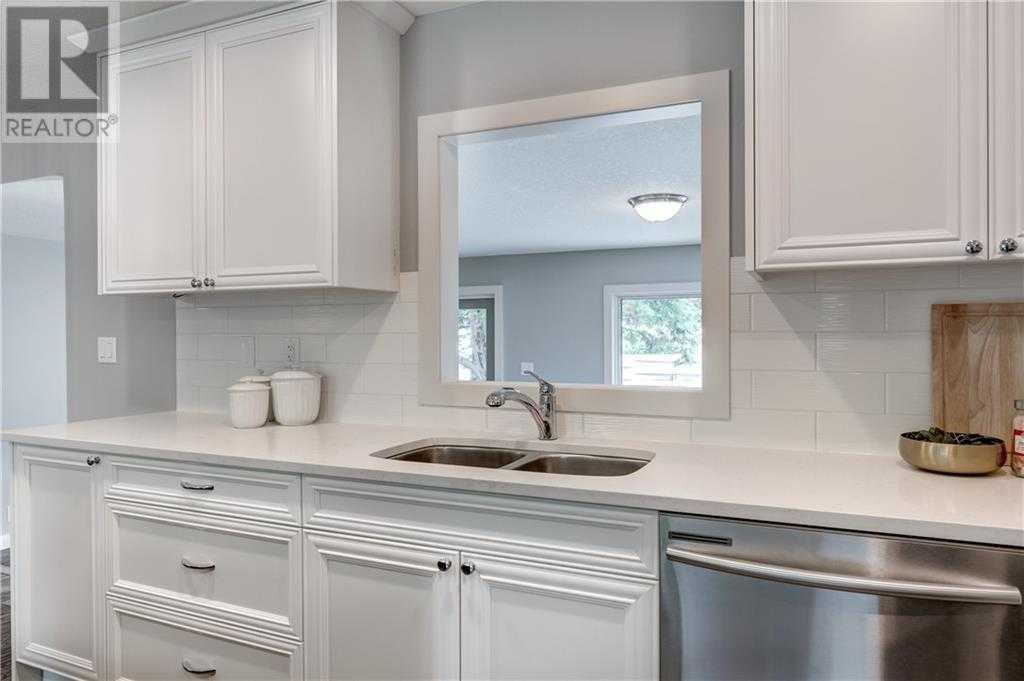 Single Family House 3 Level for Sale in  Havenhurst Crescent SW Haysboro Calgary 