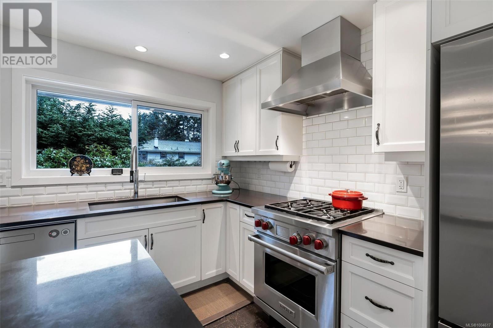 2901 Sea Point Dr, Saanich