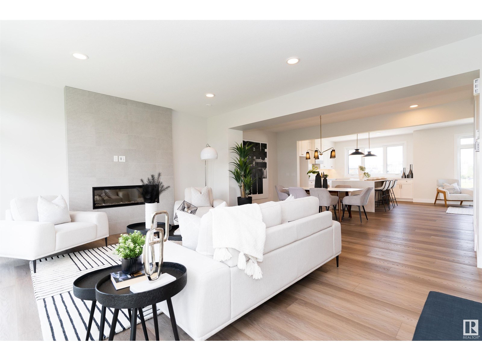Photo 2 of 16 7121 May Cr Nw, Edmonton AB