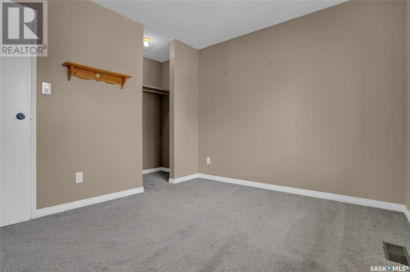 Single Family House for Sale in  Lockwood ROAD Regina 