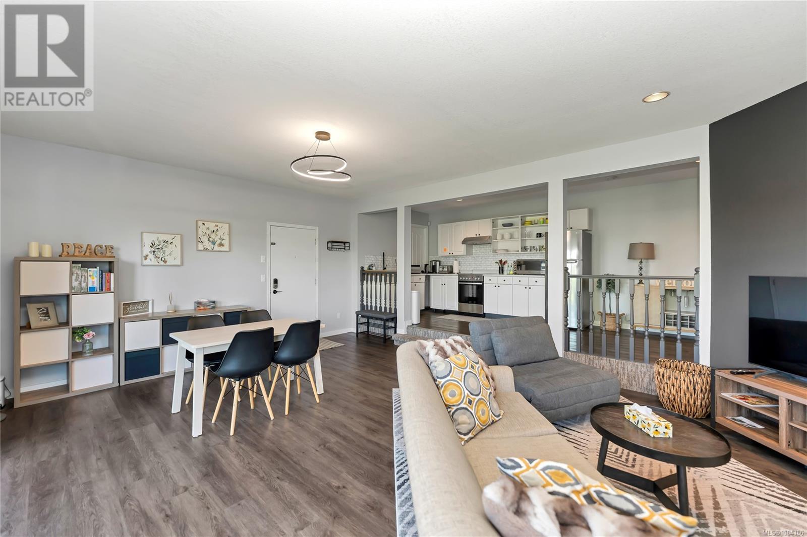 Photo 2 of 972 Seapearl Pl, Saanich BC