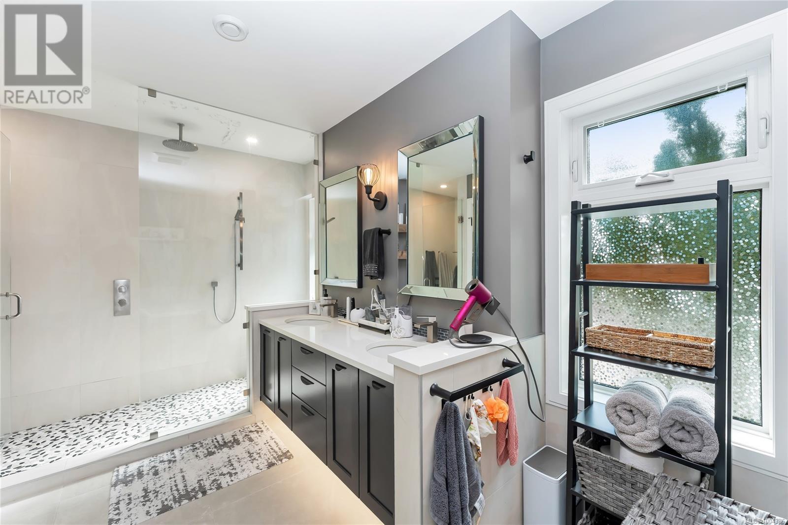 Photo 5 of 972 Seapearl Pl, Saanich BC