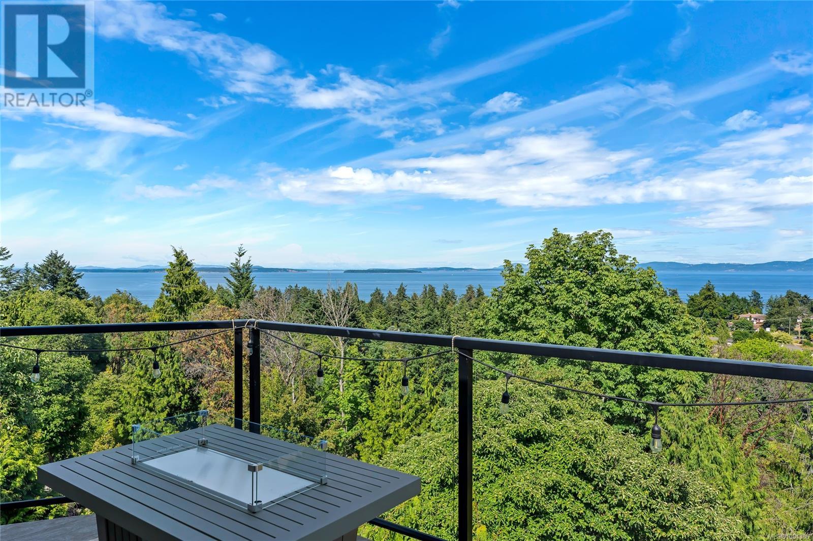 Photo 4 of 972 Seapearl Pl, Saanich BC