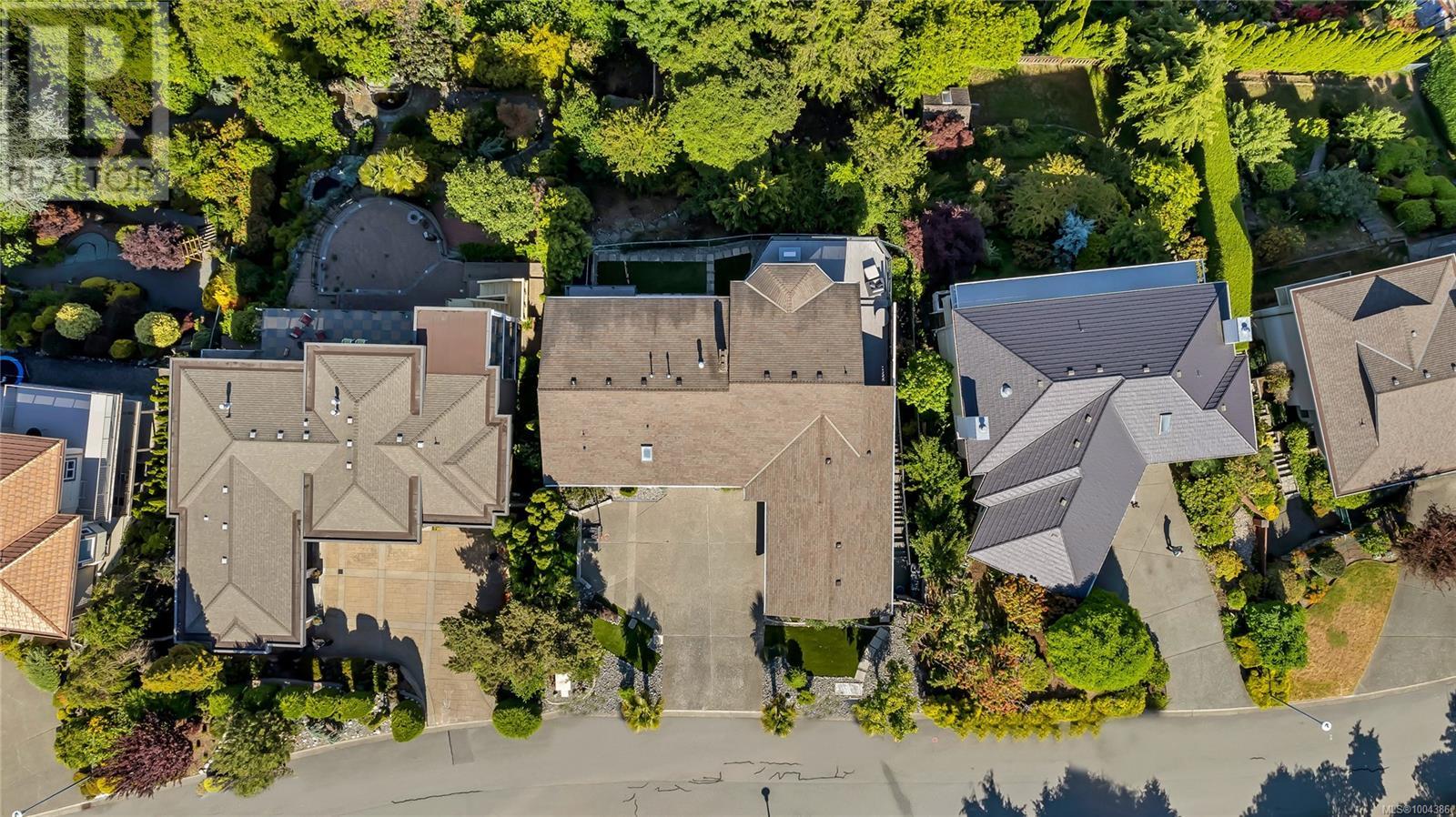 Photo 17 of 972 Seapearl Pl, Saanich BC