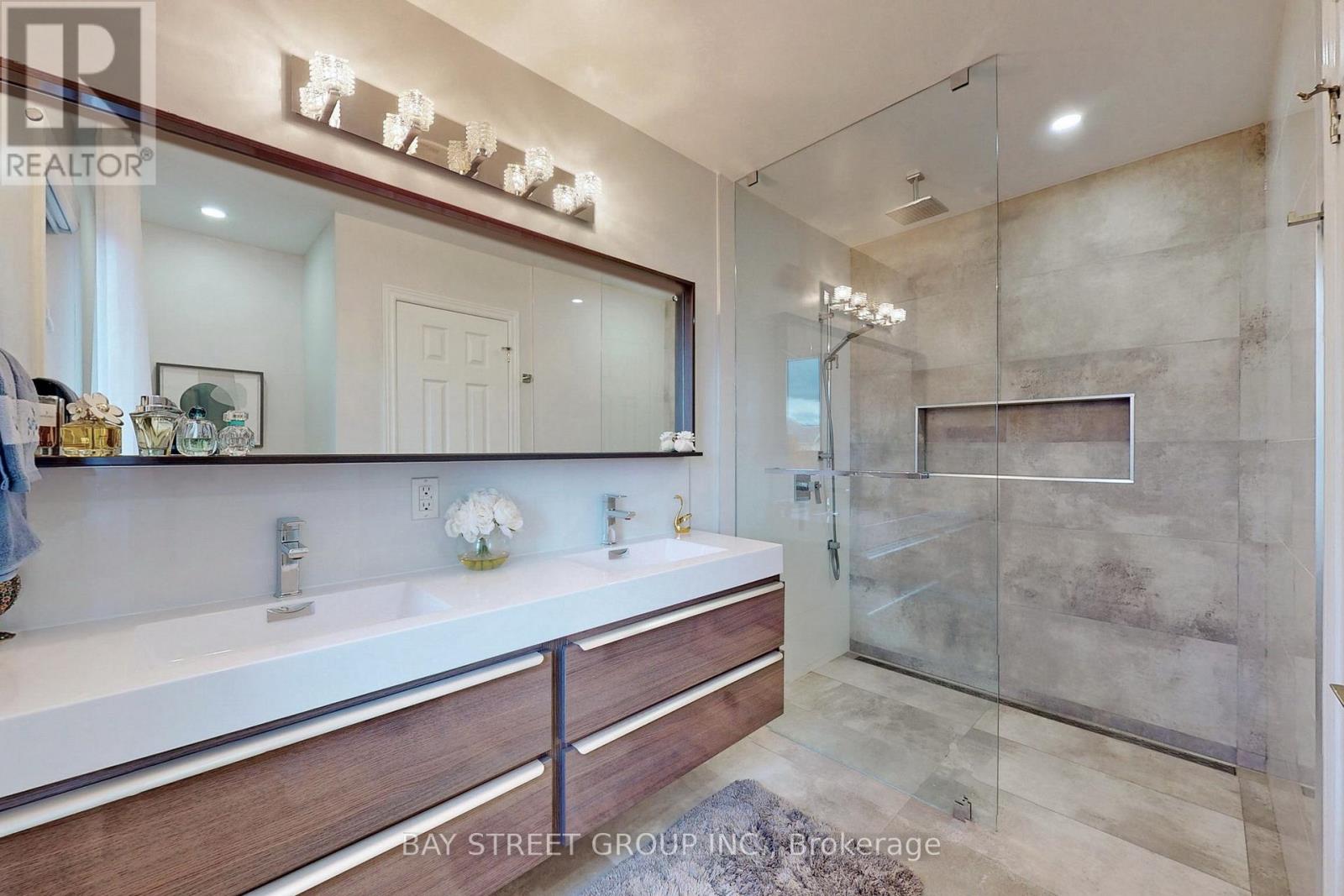 Single Family House for Sale in  ELIHOF DRIVE Vaughan (Patterson) 
