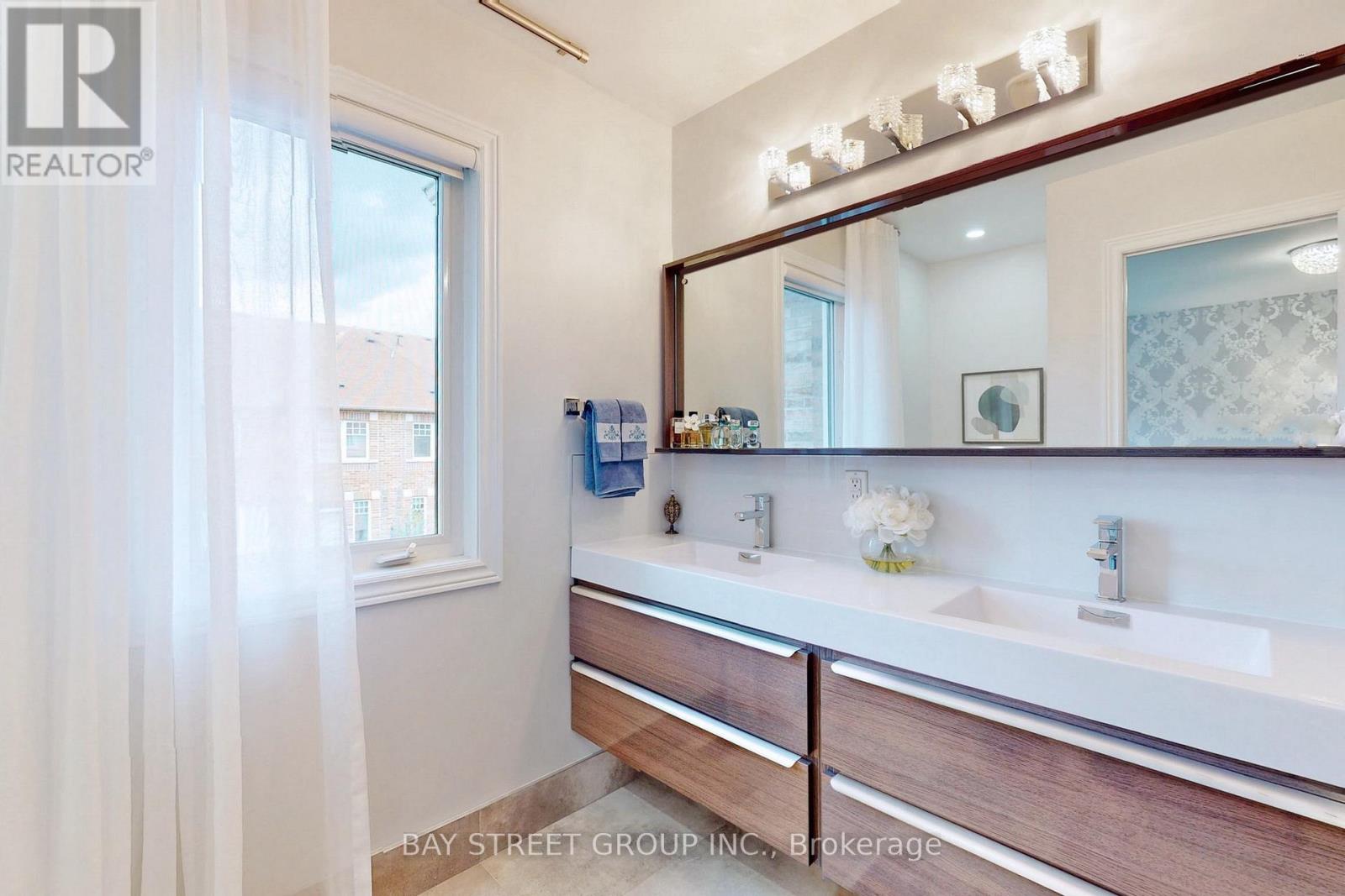 Single Family House for Sale in  ELIHOF DRIVE Vaughan (Patterson) 