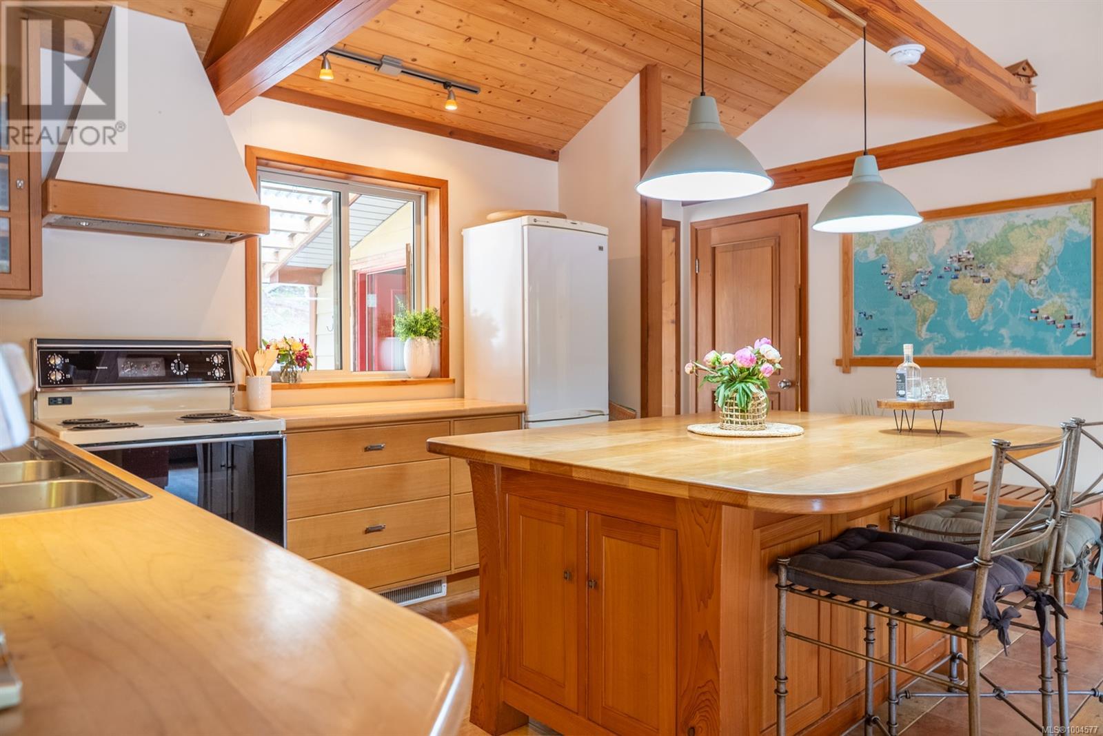 5574 Hooson Rd, Pender Island