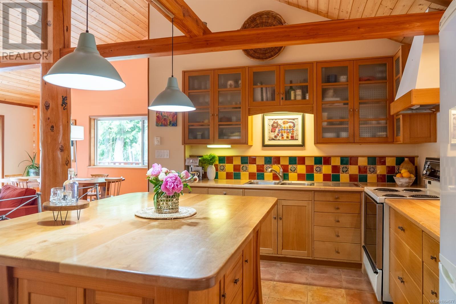 5574 Hooson Rd, Pender Island