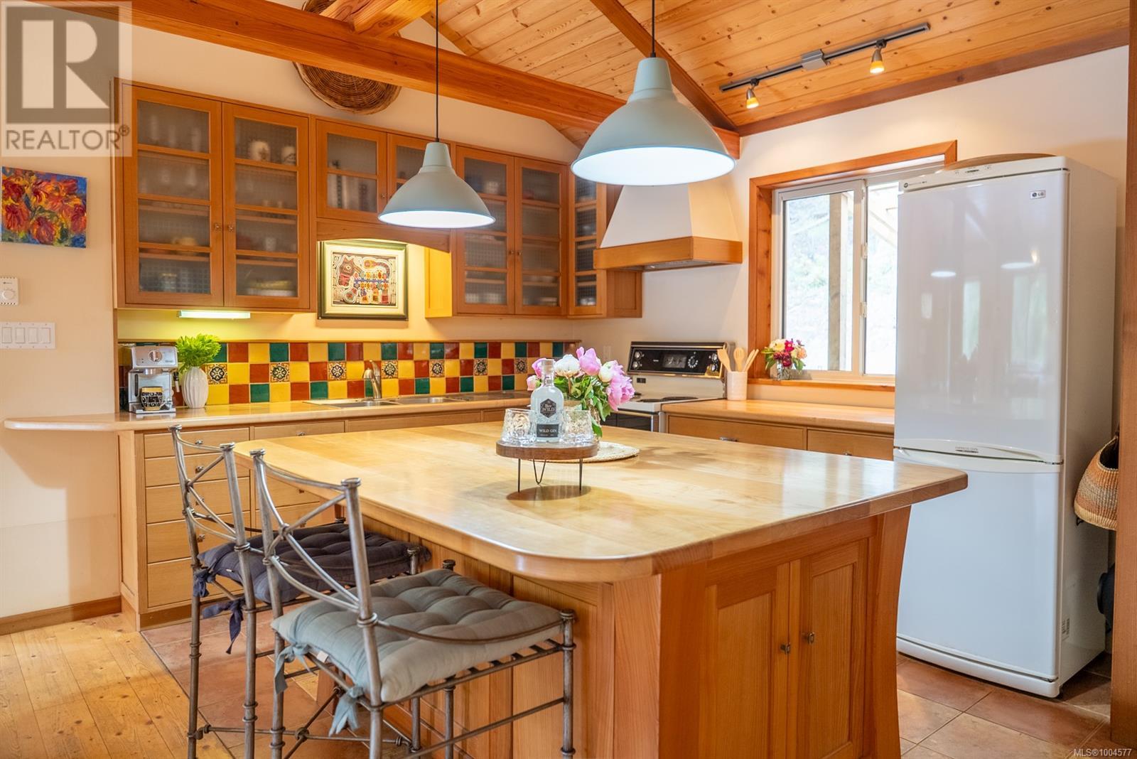 5574 Hooson Rd, Pender Island