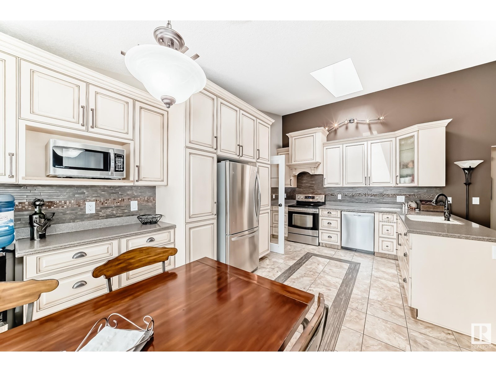 Photo 7 of 4019 104 St Nw, Edmonton AB