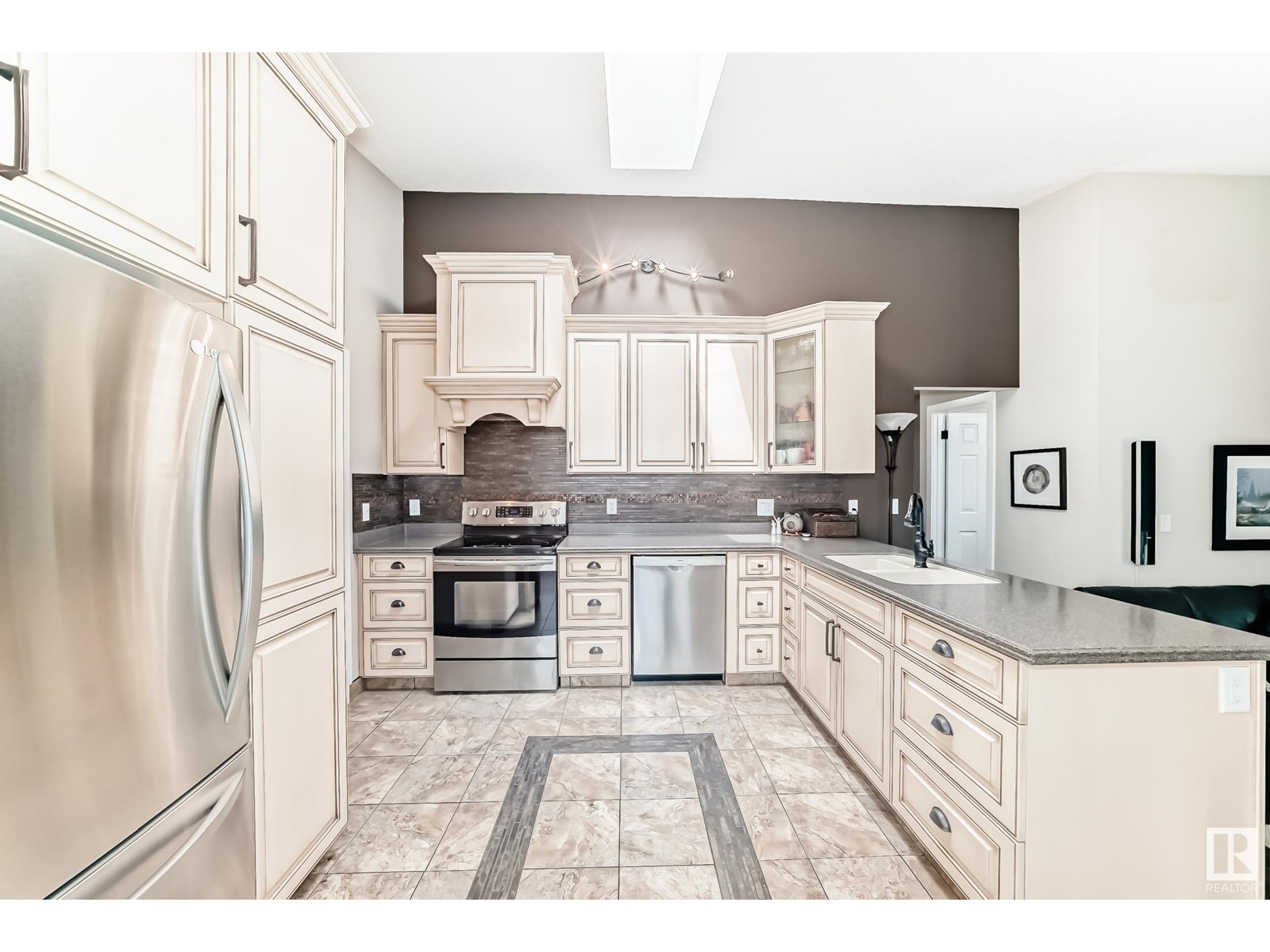 Photo 5 of 4019 104 St Nw, Edmonton AB