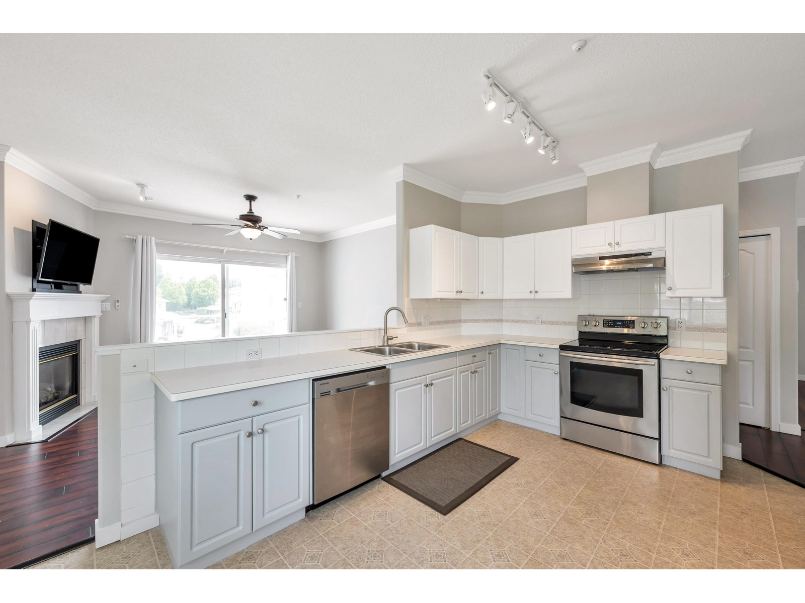 Photo 4 of 14 21579 88 B Avenue, Langley BC