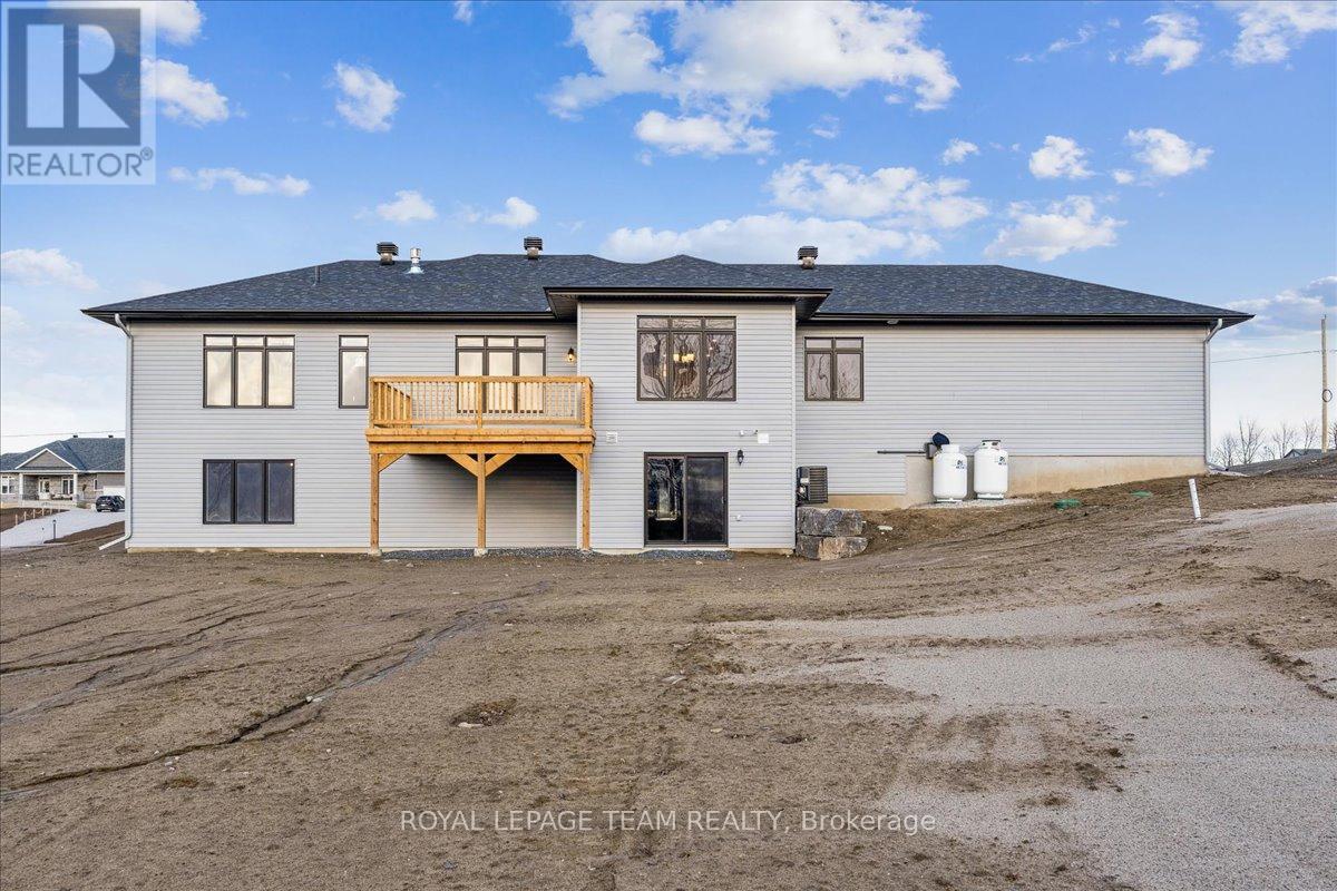 Photo 30 of 91 Hogan Drive, Mcnab Braeside ON