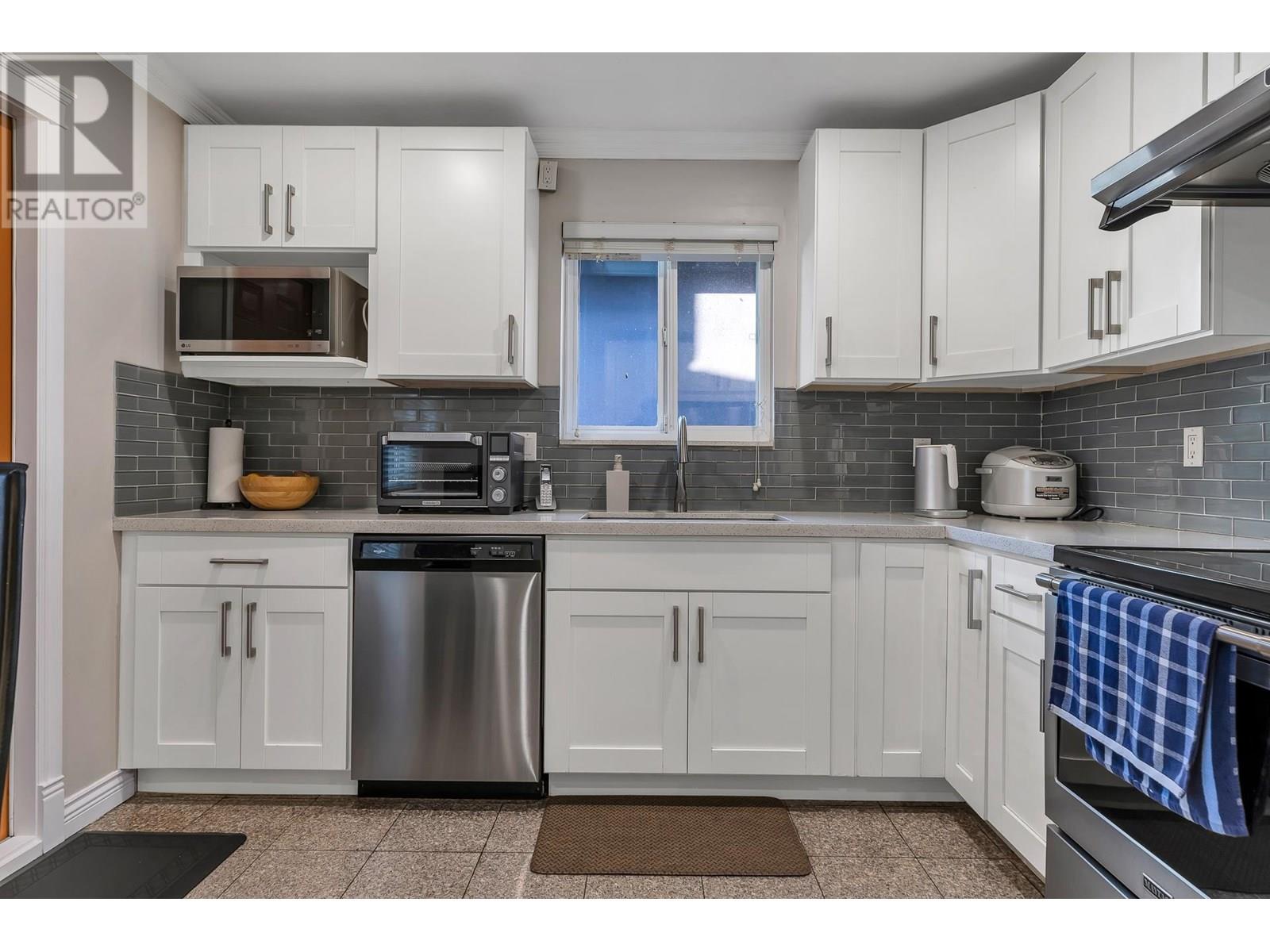 Photo 16 of 7531 Oak Street, Vancouver BC