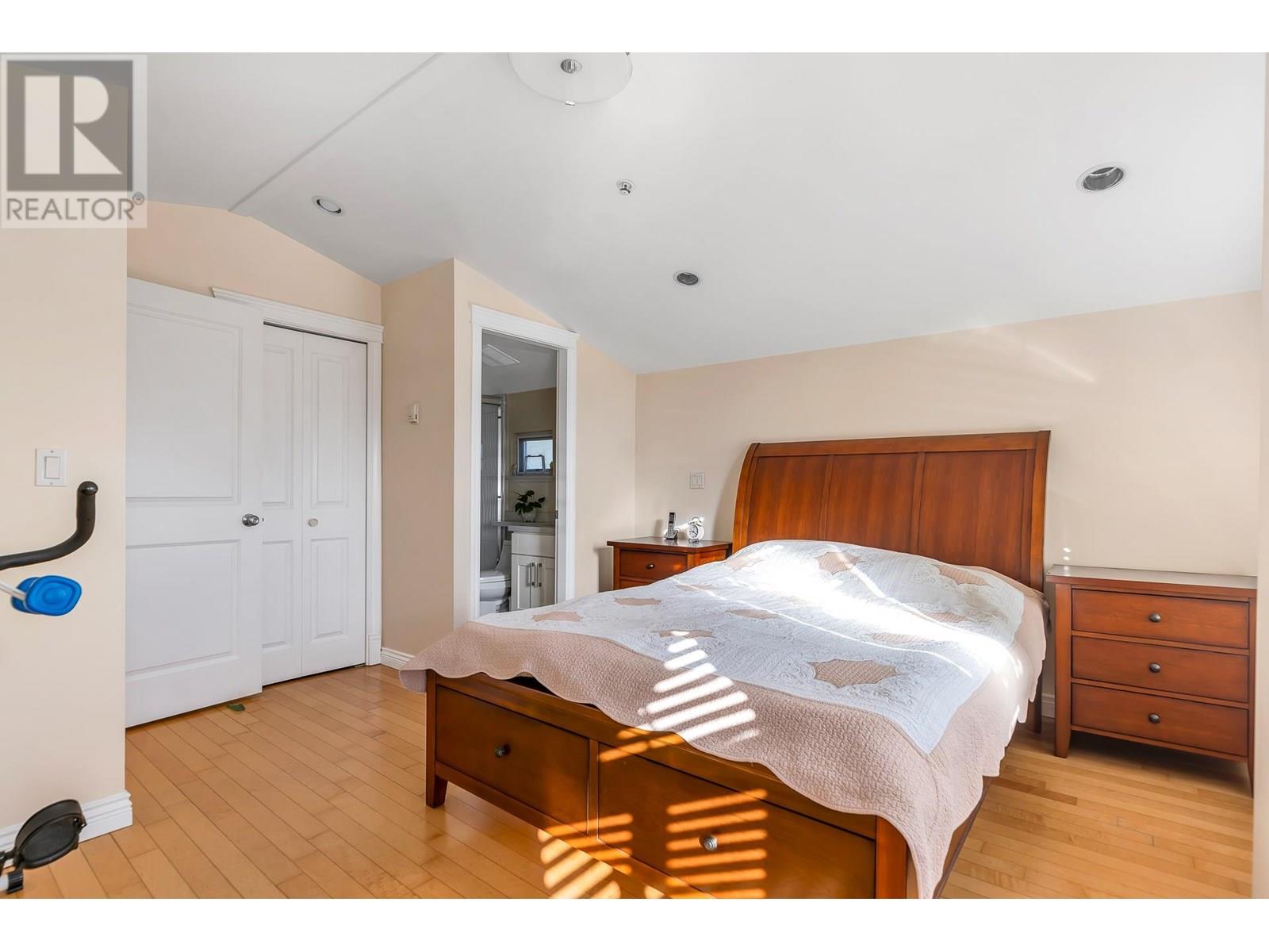 Photo 25 of 7531 Oak Street, Vancouver BC