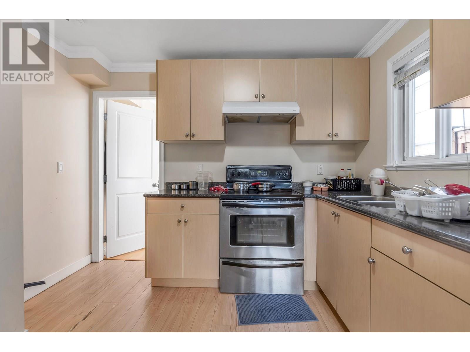 Photo 3 of 7531 Oak Street, Vancouver BC
