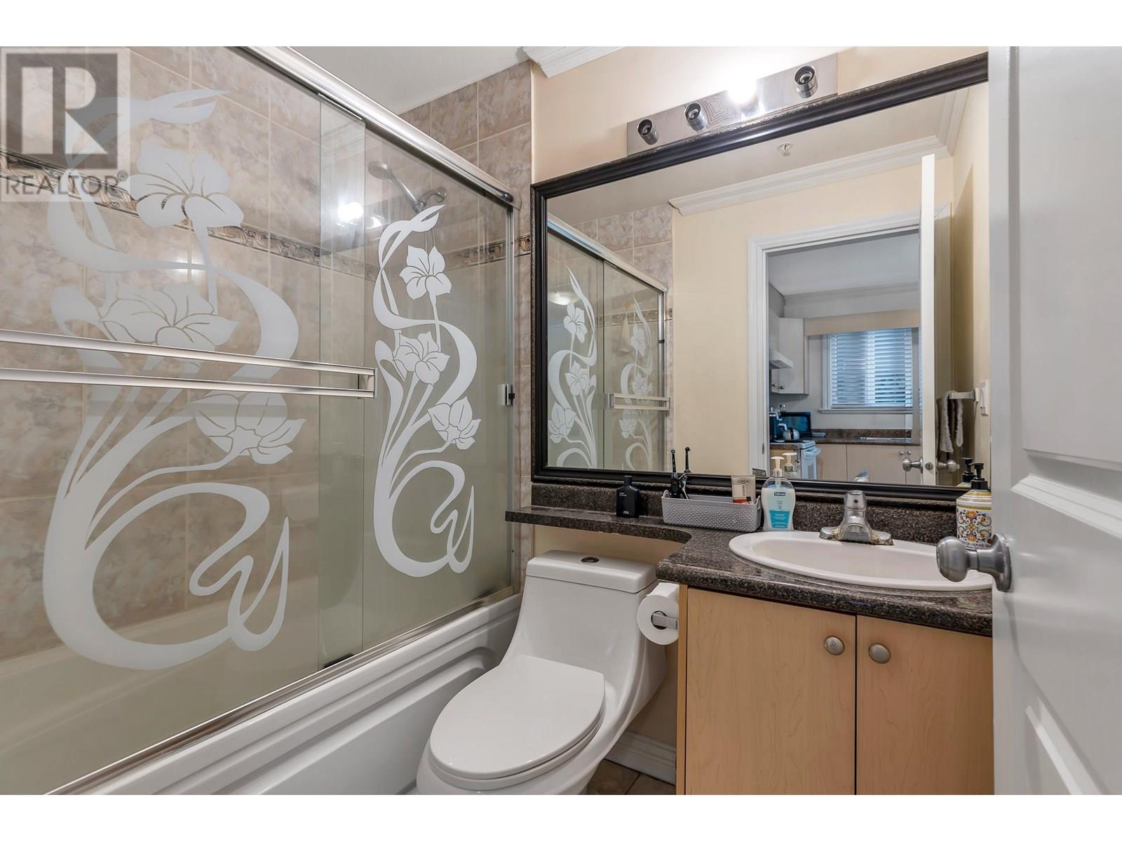 Photo 8 of 7531 Oak Street, Vancouver BC