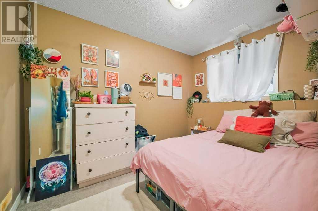 Single Family House Bi-level for Sale in   Hunterview Drive NW Huntington Hills Calgary 