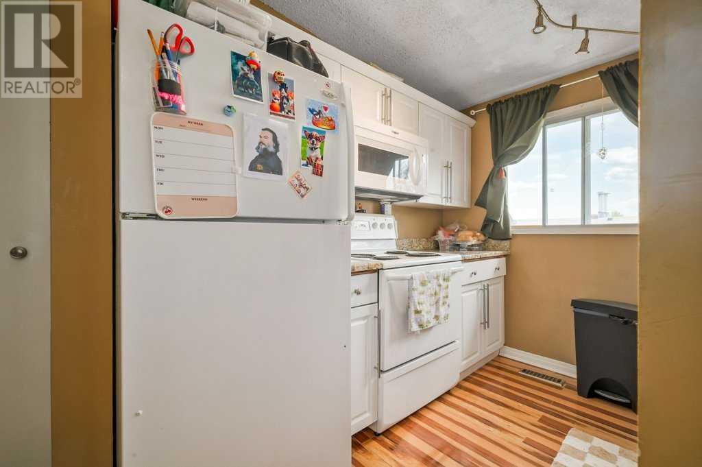 Single Family House Bi-level for Sale in   Hunterview Drive NW Huntington Hills Calgary 