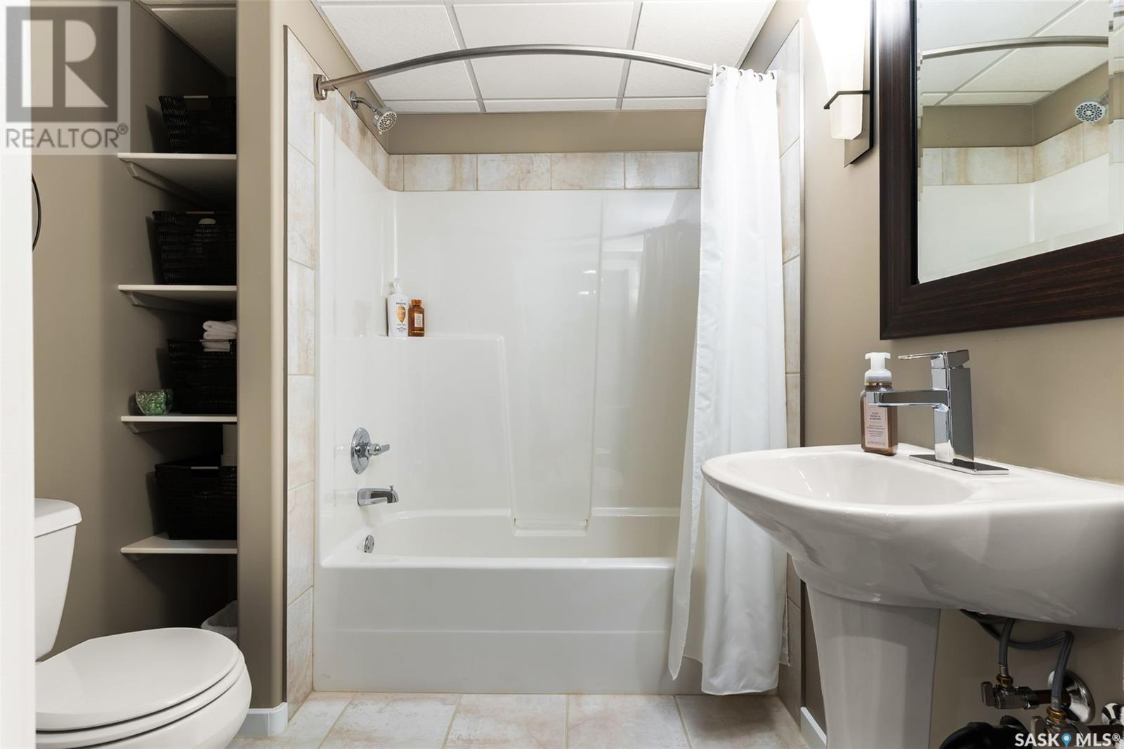 Single Family House 2 Level for Sale in  St Andrews ROAD Regina 