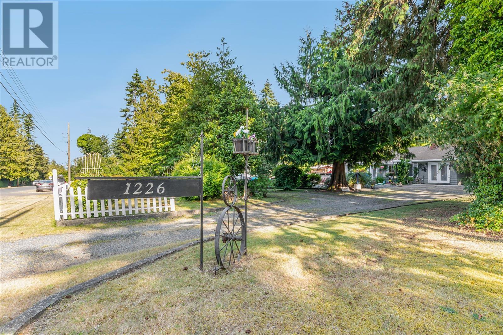 Photo 16 of 1226 Centre Rd, Qualicum Beach BC