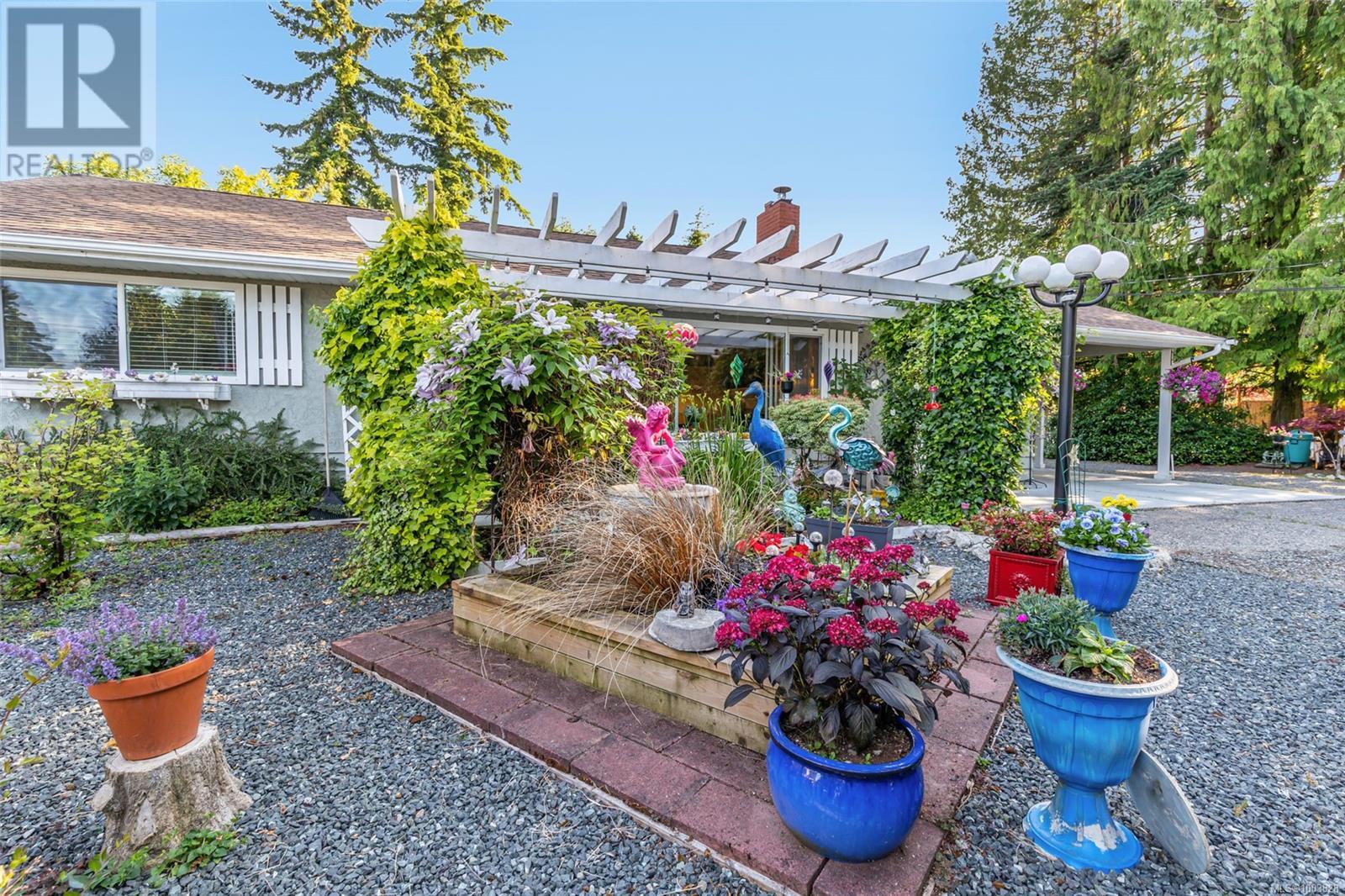 Photo 2 of 1226 Centre Rd, Qualicum Beach BC