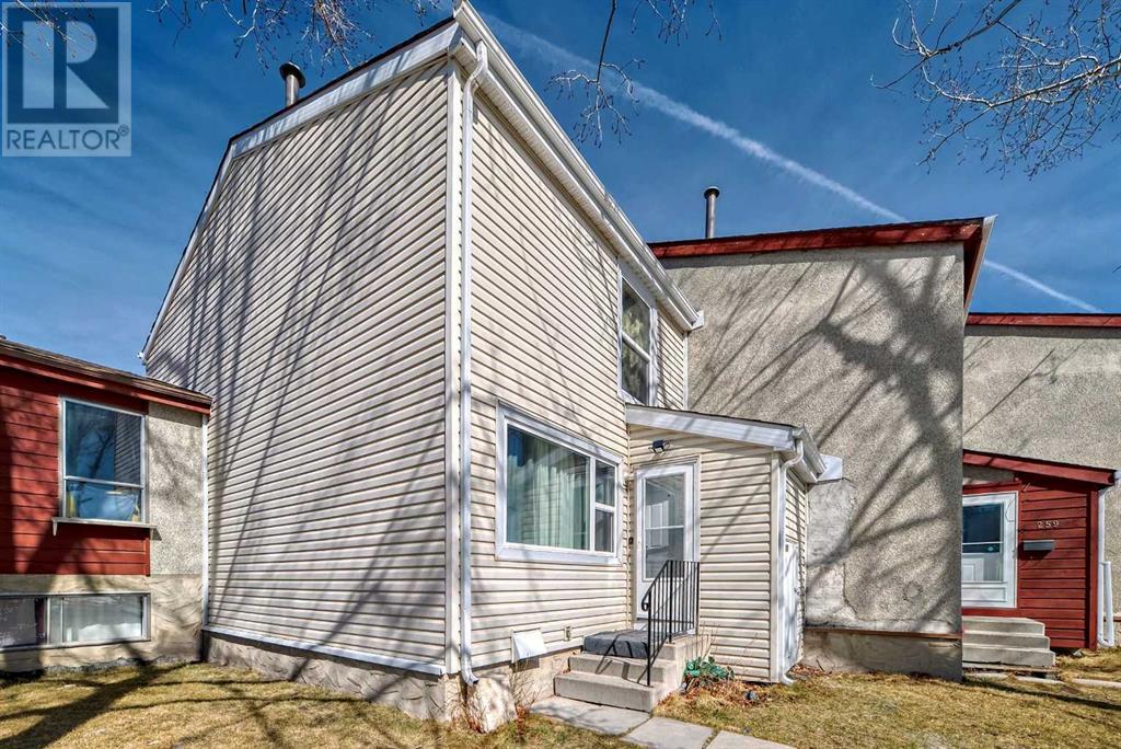Single Family House for Sale in  Pensville Close SE Penbrooke Meadows Calgary 