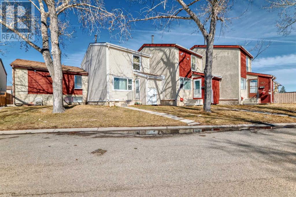 Single Family House for Sale in  Pensville Close SE Penbrooke Meadows Calgary 