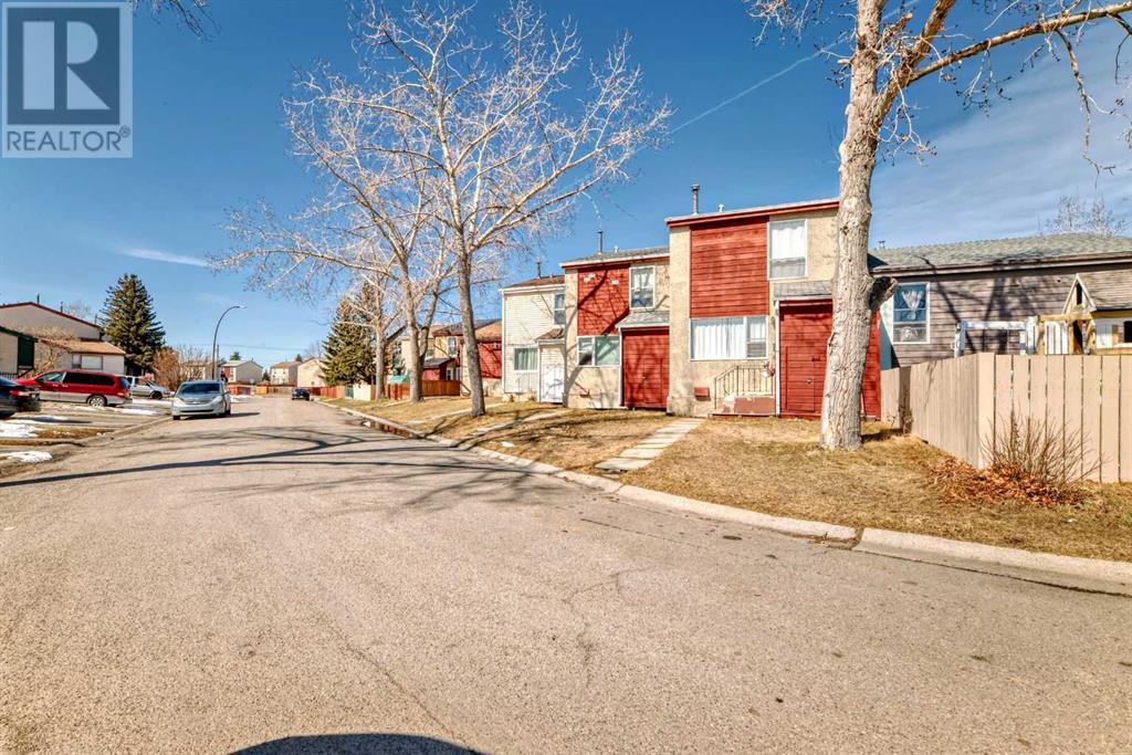 Single Family House for Sale in  Pensville Close SE Penbrooke Meadows Calgary 