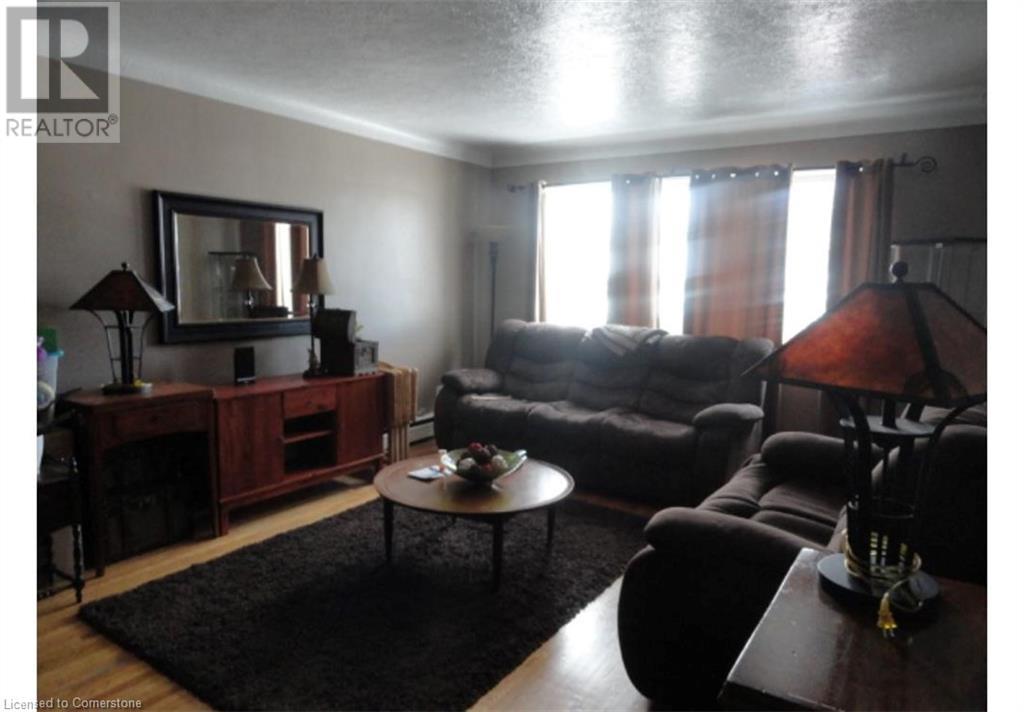 Photo 10 of 981 Mohawk Road E, Hamilton ON