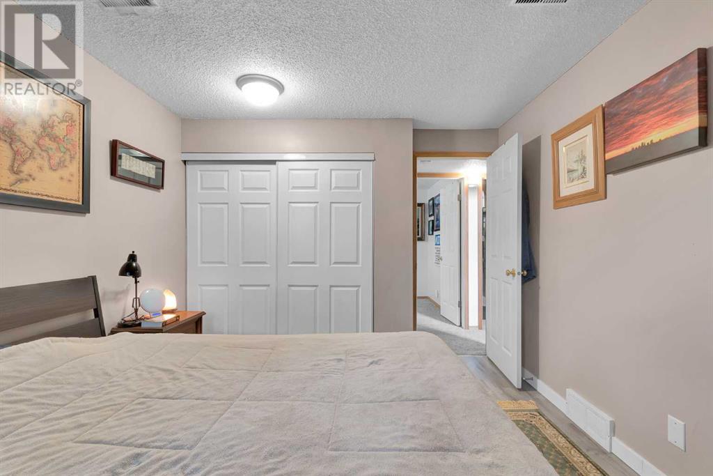 Single Family House Bi-level for Sale in  Pinemont Bay NE Pineridge Calgary 