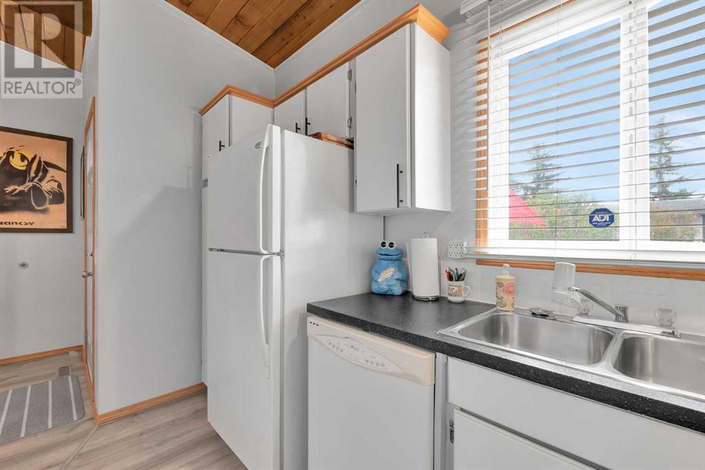 Single Family House Bi-level for Sale in  Pinemont Bay NE Pineridge Calgary 
