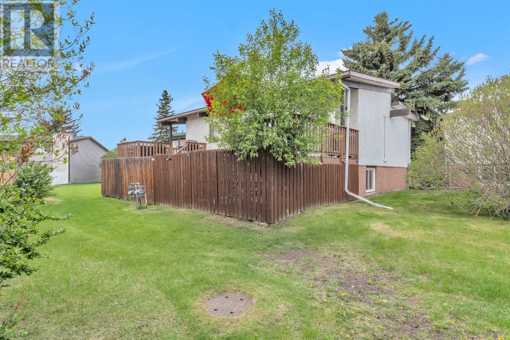 Single Family House Bi-level for Sale in  Pinemont Bay NE Pineridge Calgary 