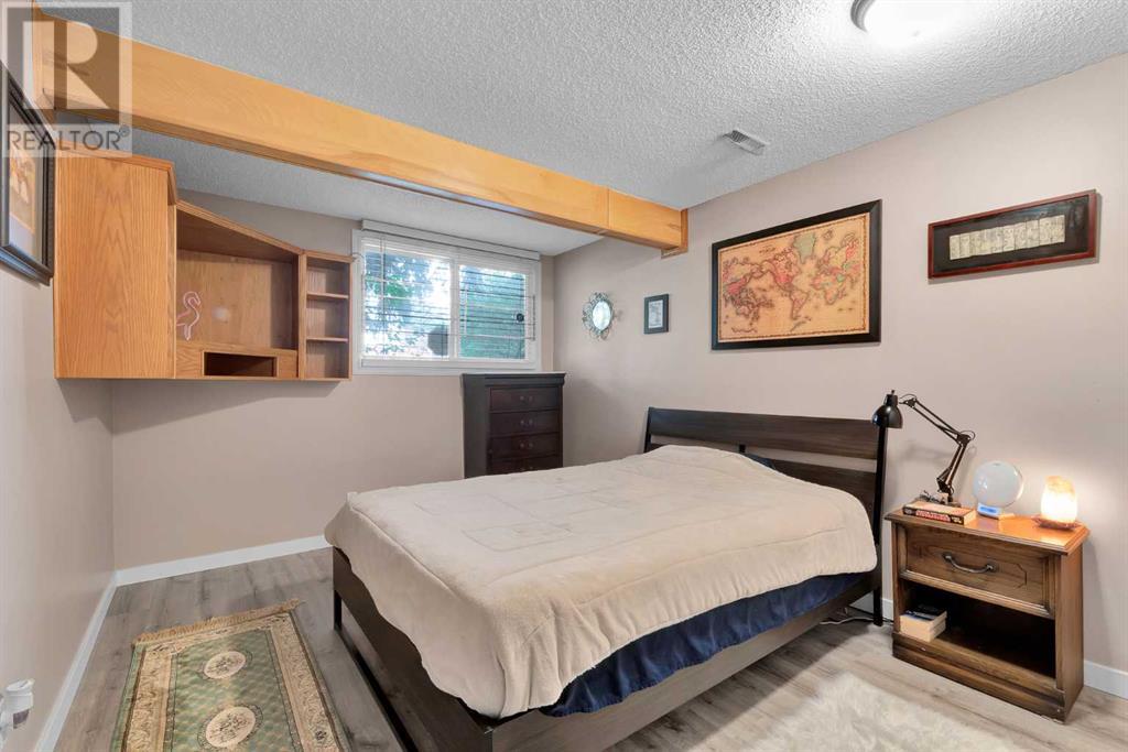Single Family House Bi-level for Sale in  Pinemont Bay NE Pineridge Calgary 