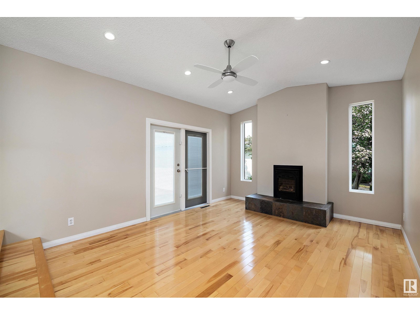 Photo 7 of 11716 39 Av Nw, Edmonton AB