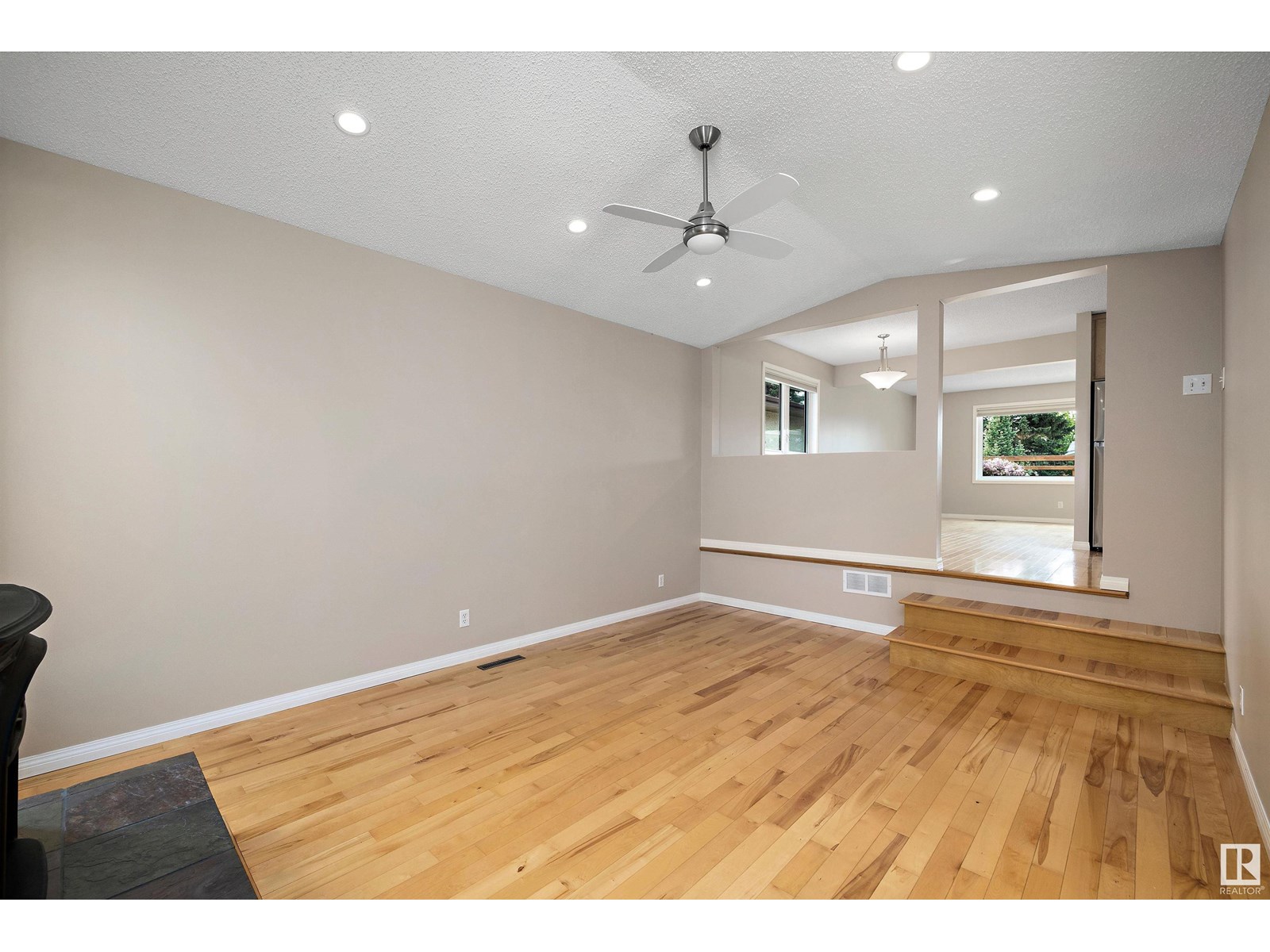 Photo 10 of 11716 39 Av Nw, Edmonton AB
